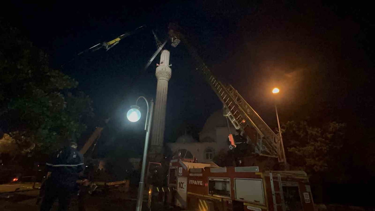 FIRTINADAN ZARAR GÖREN MİNAREDE ÇALIŞMA BAŞLATILDI