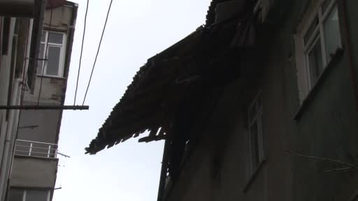 Fırtınanın etkisiyle uçan çatı paniğe yol açtı