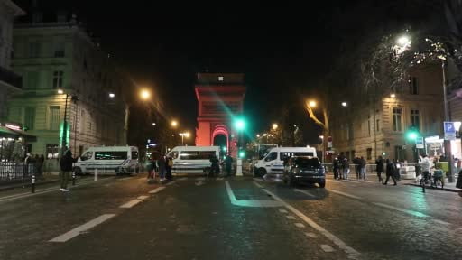 Fransa’nın başkenti Paris’te yeni yıl kutlamaları öncesinde alınan yoğun güvenlik önlemleri...