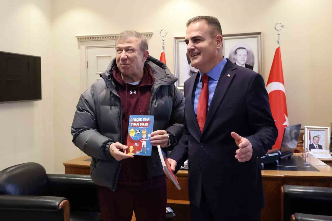 FUTBOLUN EFSANE İSMİ VALİ AKBIYIK’A ‘GERÇEK KRAL TANJU ÇOLAK’ KİTABINI HEDİYE ETTİ