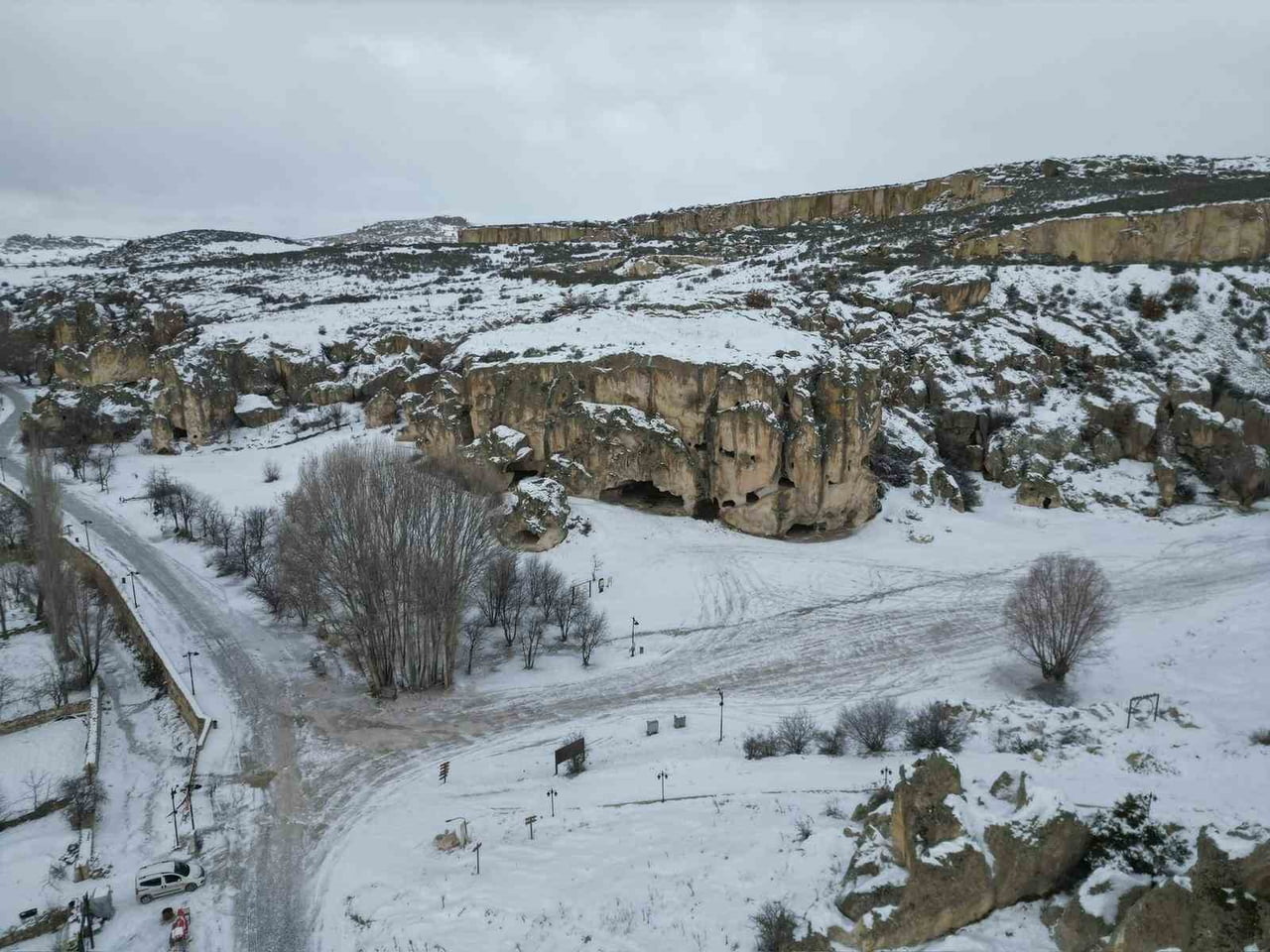 FYONKARAHİSAR'DA YAŞANAN KAR YAĞIŞI SONRASI TARİHİ YAKLAŞIK 3 BİN YIL ÖNCESİNE DAYANAN FRİG...