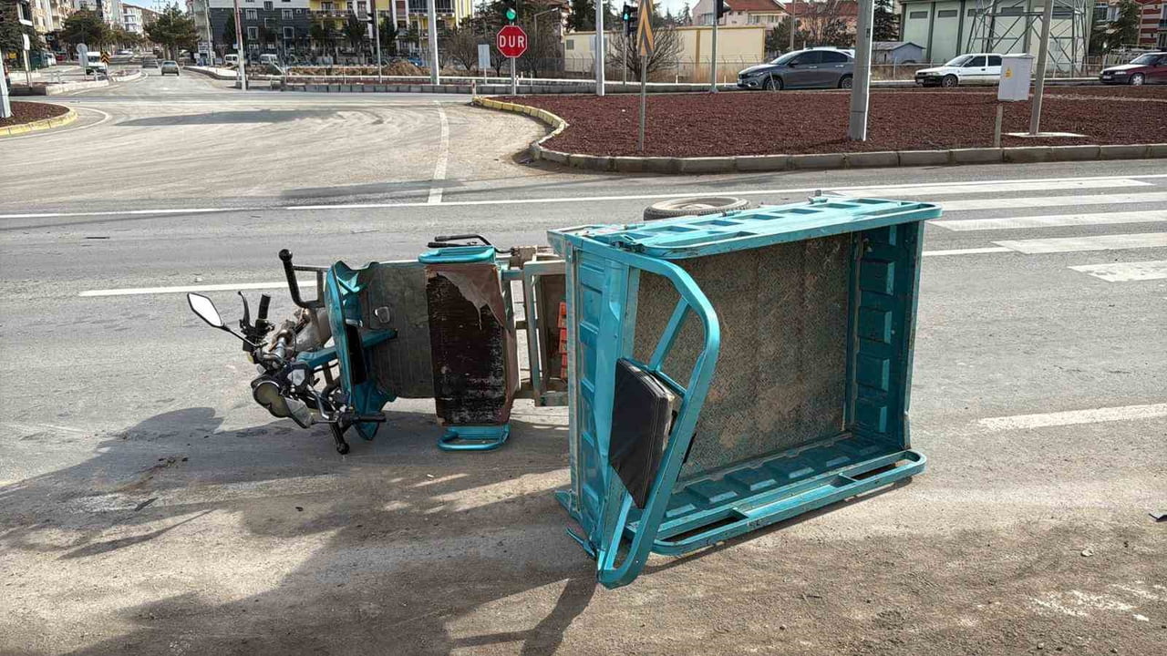 FYONKARAHİSAR’DA TIRIN MOPETE ÇARPMASI SONUCU MEYDANA GELEN TRAFİK KAZASINDA BİR KİŞİ HAYATINI...