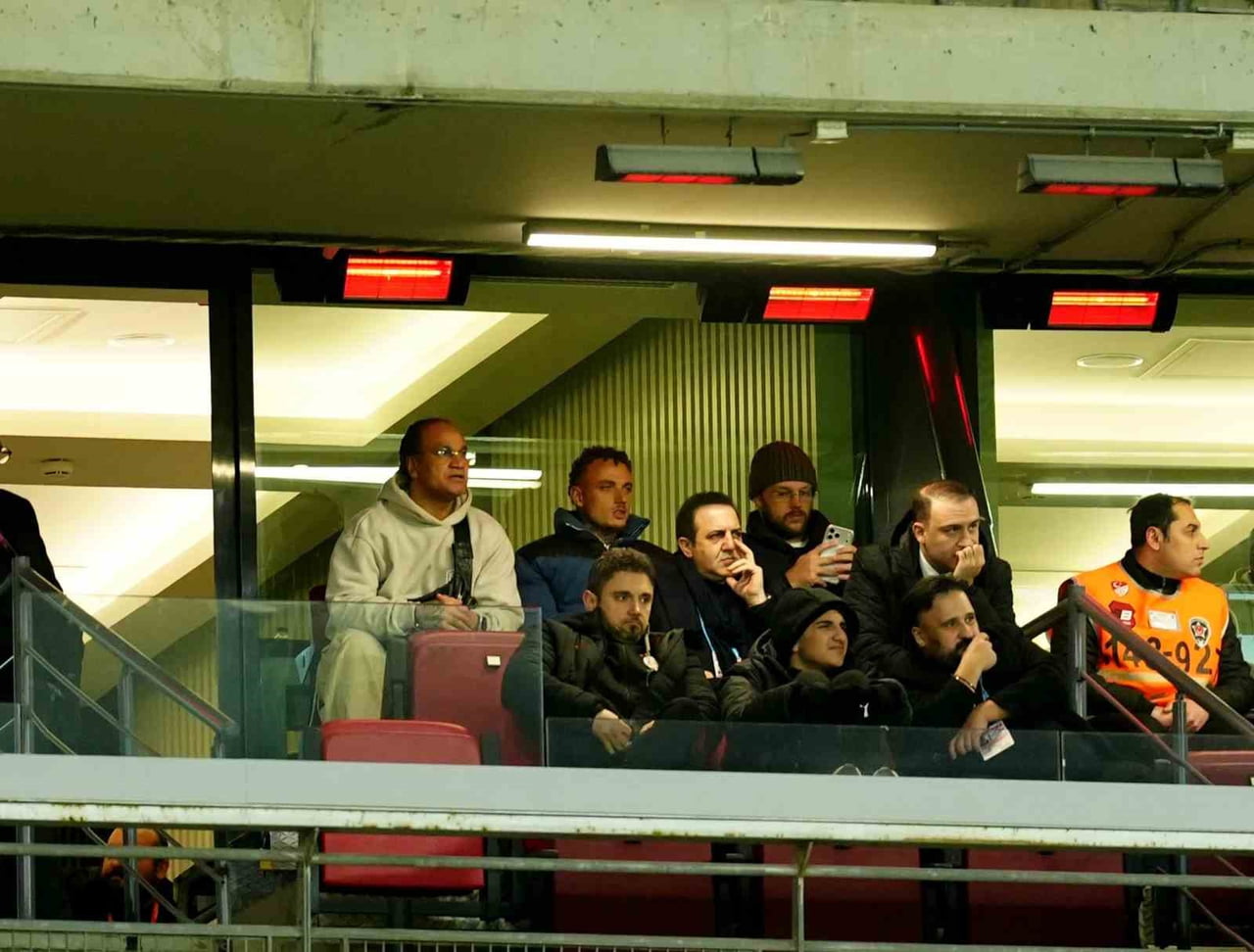 GALATASARAY’IN YENİ TRANSFERİ HOLLANDALI FUTBOLCU NOA LANG, FATİH KARAGÜMRÜK MAÇINI TRİBÜNDEN...