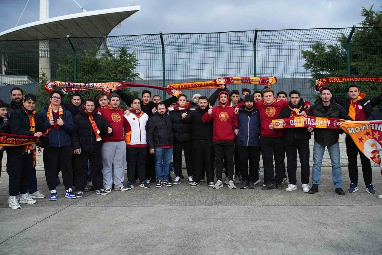 GALATASARAYLI TARAFTARLAR, FENERBAHÇE İLE OYNANACAK TURKCELL SÜPER KUPA FİNAL MAÇI İÇİN STADA...