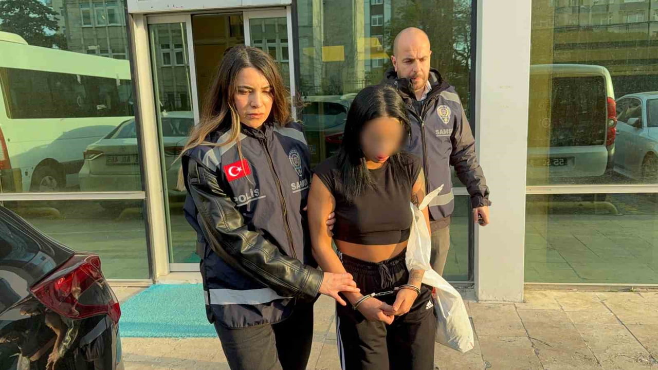 GASP ETTİKLERİ TELEFONU SATIP GÜZELLİK MERKEZİNDE DUDAK DOLGUSU YAPTIRILAN R.Ş.A. (25) ÇIKARILDIĞI...