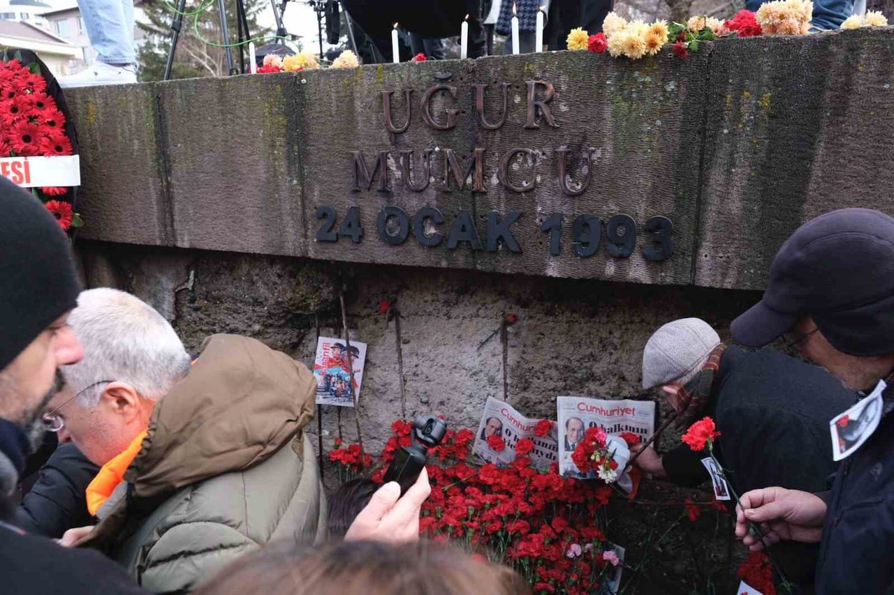 GAZETECİ VE YAZAR UĞUR MUMCU, ÖLÜMÜNÜN 33’ÜNCÜ YIL DÖNÜMÜNDE EVİNİN ÖNÜNDE ANILDI.