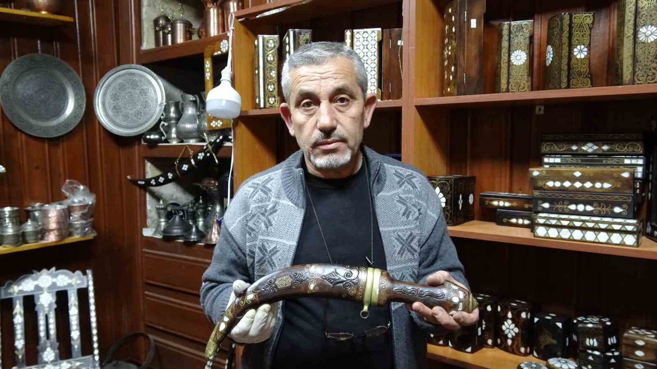 GAZİANTEP'TE 45 YILDIR OSMANLI SARAYLARINI SÜSLEYEN SEDEF KAKMA SANATIYLA UĞRAŞAN ÖKKEŞ BOZKURT...