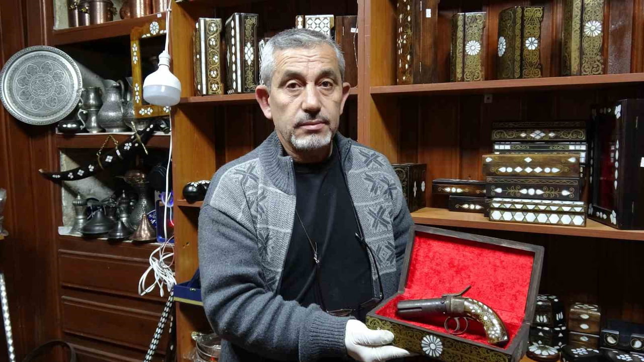 GAZİANTEP'TE 45 YILDIR OSMANLI SARAYLARINI SÜSLEYEN SEDEF KAKMA SANATIYLA UĞRAŞAN ÖKKEŞ BOZKURT...