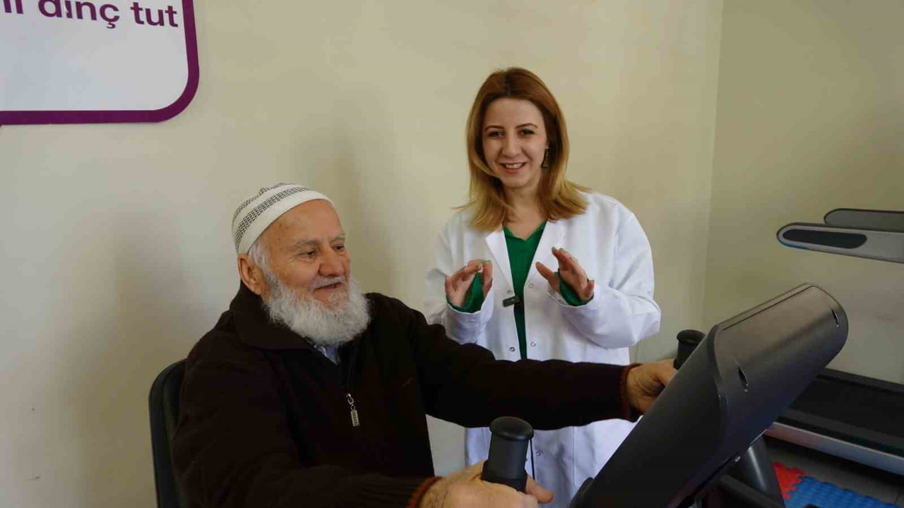 GAZİANTEP'TE ALZAYMIR VE DEMANS HASTALARININ HİZMET ALDIĞI MORAL EVİ'NİN EN YAŞLISI 82 YAŞINDAKİ...