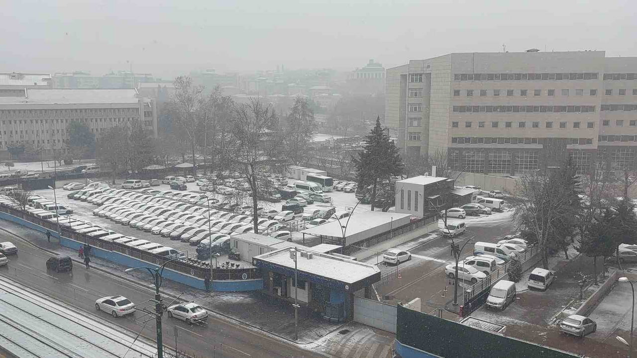 GAZİANTEP'TE BEKLENEN YOĞUN KAR YAĞIŞI ETKİSİNİ GÖSTERMEYE BAŞLADI, KENTİN PEK ÇOK NOKTASI KISA...
