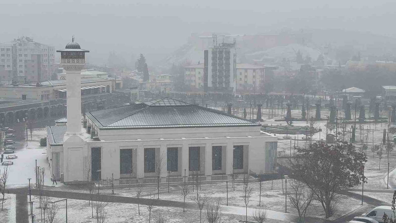 GAZİANTEP'TE BEKLENEN YOĞUN KAR YAĞIŞI ETKİSİNİ GÖSTERMEYE BAŞLADI, KENTİN PEK ÇOK NOKTASI KISA...
