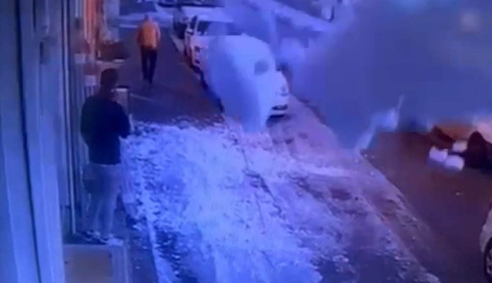 GAZİANTEP'TE BİR İŞ YERİNİN ÖNÜNDE BEKLEYEN ÇALIŞAN, ÇATIDA BİRİKEN KAR KÜTLESİNİN DÜŞMEK ÜZERE...