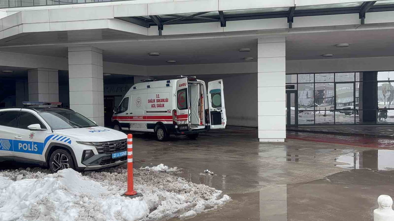 GAZİANTEP'TE BİR KADIN, BOŞANDIĞI ESKİ KOCASI TARAFINDAN BAŞINA KEZZAP DÖKÜLEREK AĞIR YARALANDI....