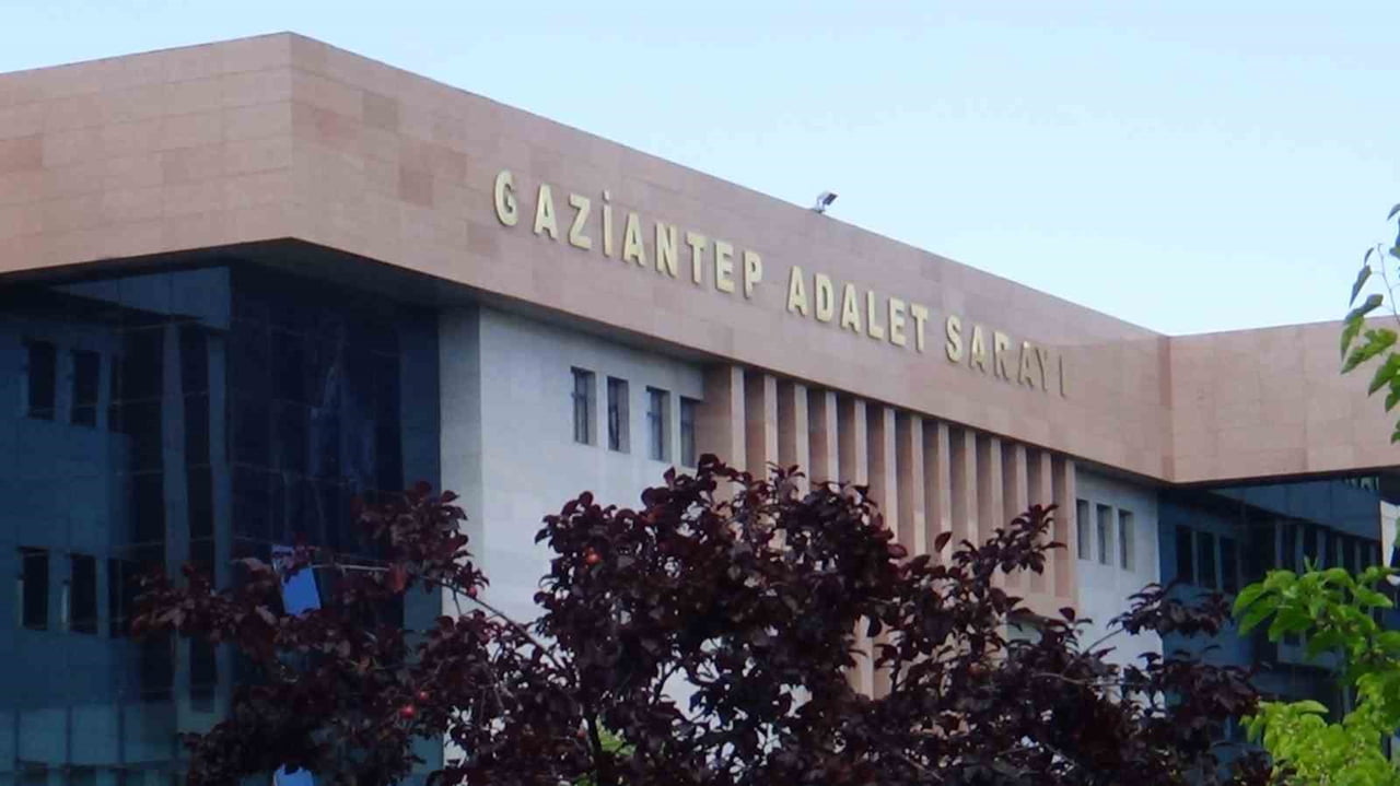 GAZİANTEP'TE BİR ŞAHSI DİNİ İNANÇLARI KULLANARAK 12 BİN 530 TL DOLANDIRILAN SANIKLARIN...