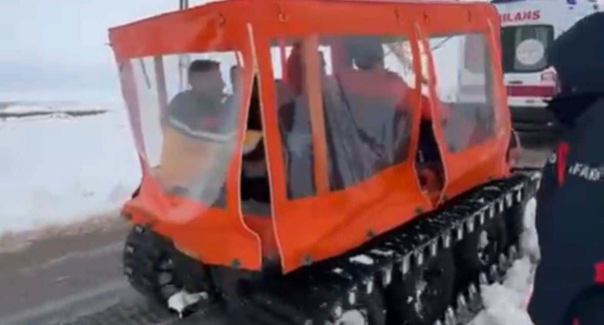 GAZİANTEP'TE DÜŞÜK RİSKİ OLAN HAMİLE KADIN PALETLİ KAR ARACIYLA KURTARILDI