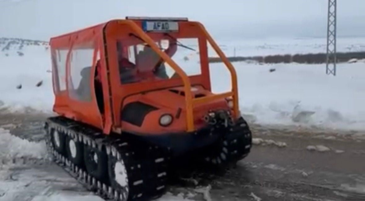 GAZİANTEP'TE DÜŞÜK RİSKİ OLAN HAMİLE KADIN PALETLİ KAR ARACIYLA KURTARILDI
