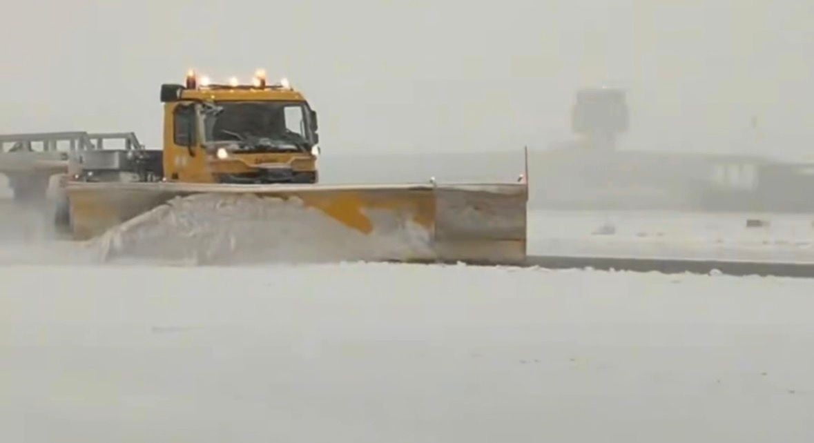 GAZİANTEP'TE ETKİLİ OLAN YOĞUN KAR YAĞIŞI NEDENİYLE İPTAL EDİLEN UÇUŞLAR, HAVALİMANI PİSTLERİNDE...