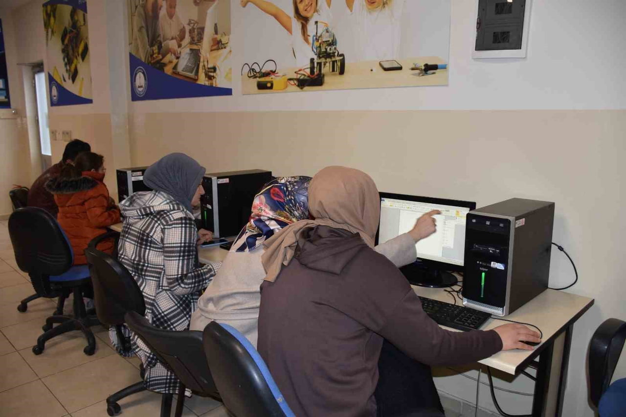 GAZİANTEP'TE KADINLAR VE ÇOCUKLAR İÇİN AÇILAN ROBOTİK KODLAMA ATÖLYESİ'NDE ANNELER VE KIZLARI, HEM...