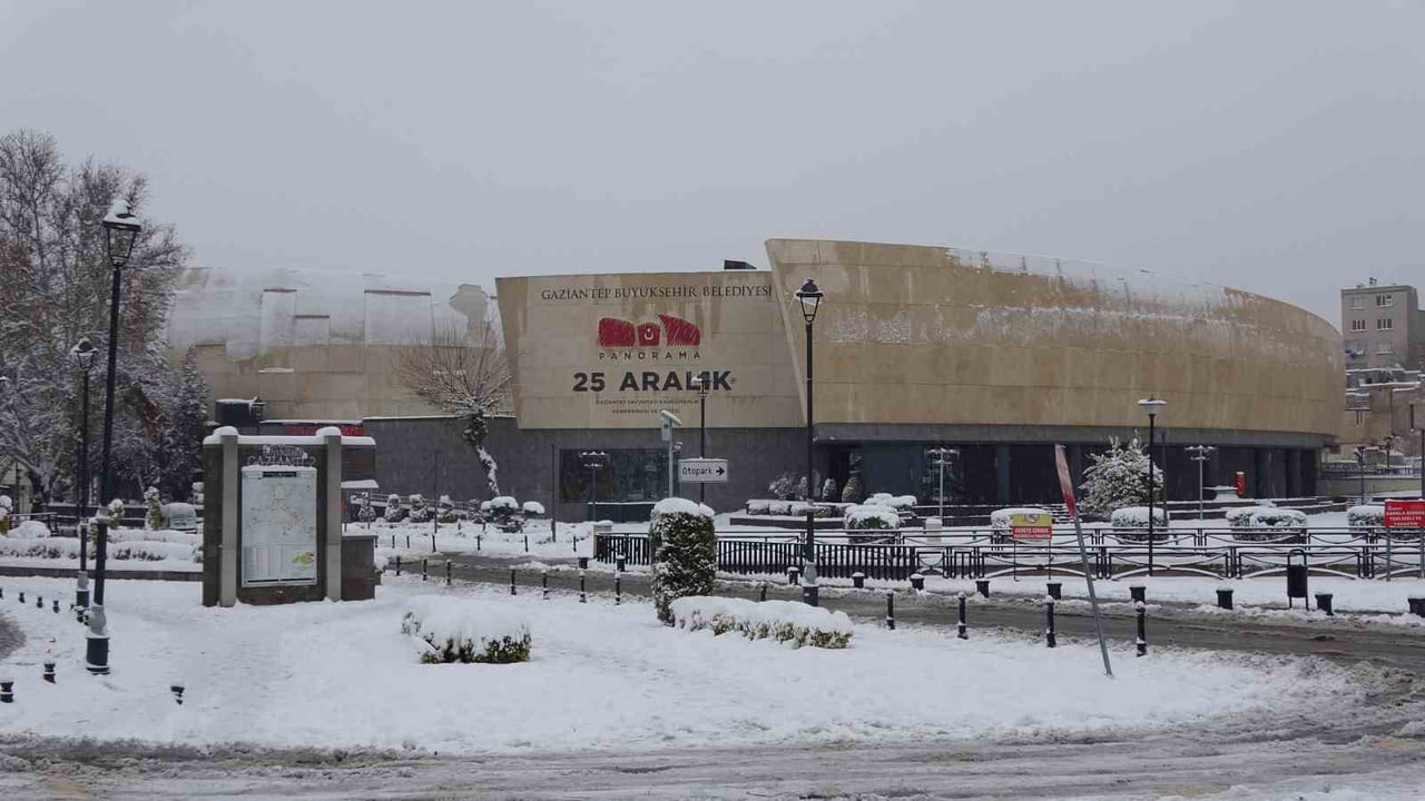 GAZİANTEP'TE KAR YAĞIŞI VE YILBAŞI TATİLİ NEDENİYLE BİRÇOK SÜRÜCÜ OTOMOBİLLERİ İLE TRAFİĞE...