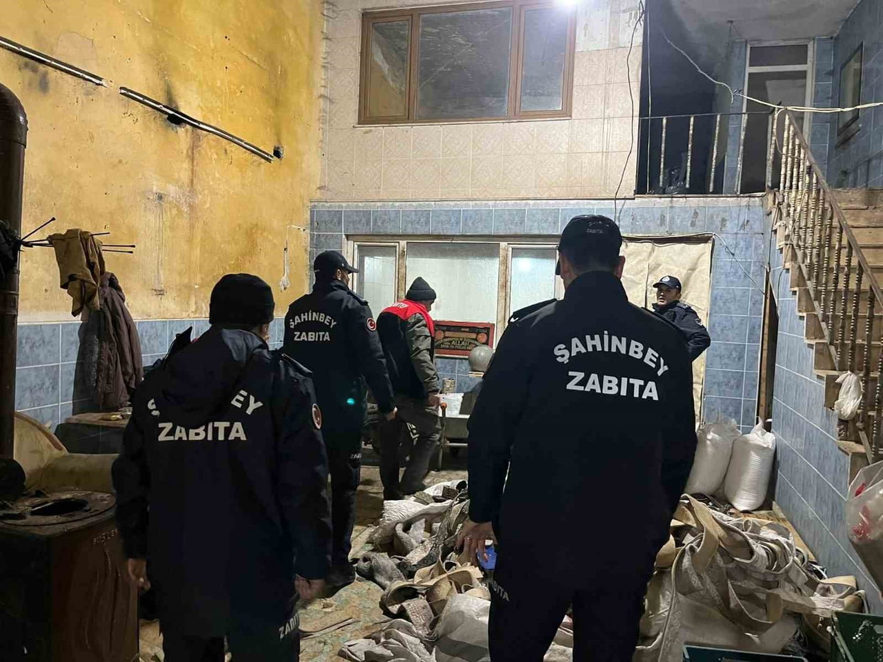 GAZİANTEP'TE ŞAHİNBEY BELEDİYESİ ZABITA MÜDÜRLÜĞÜ EKİPLERİ, RUHSATSIZ İŞLETMEDE ELE GEÇİRDİĞİ BİN...