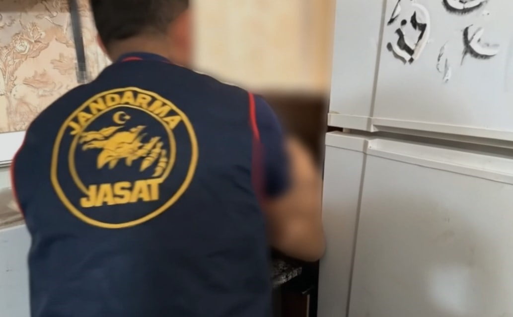 GAZİANTEP'TE SİLAHLI YAĞMA SUÇUNDAN ARANAN ŞAHIS MUTFAK DOLABINDA YAKALANDI