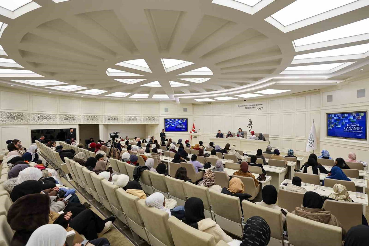 GAZİANTEP BÜYÜKŞEHİR BELEDİYE BAŞKANI FATMA ŞAHİN, 60 FARKLI ÜLKEDEN EĞİTİM ALMAK AMACIYLA...