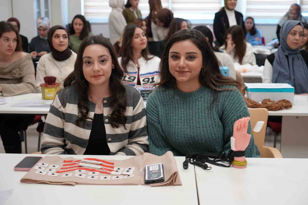 GAZİANTEP İSLAM BİLİM VE TEKNOLOJİ ÜNİVERSİTESİ (GİBTÜ) EBELİK BÖLÜMÜ ÖĞRENCİLERİ, "EBELİKTE...