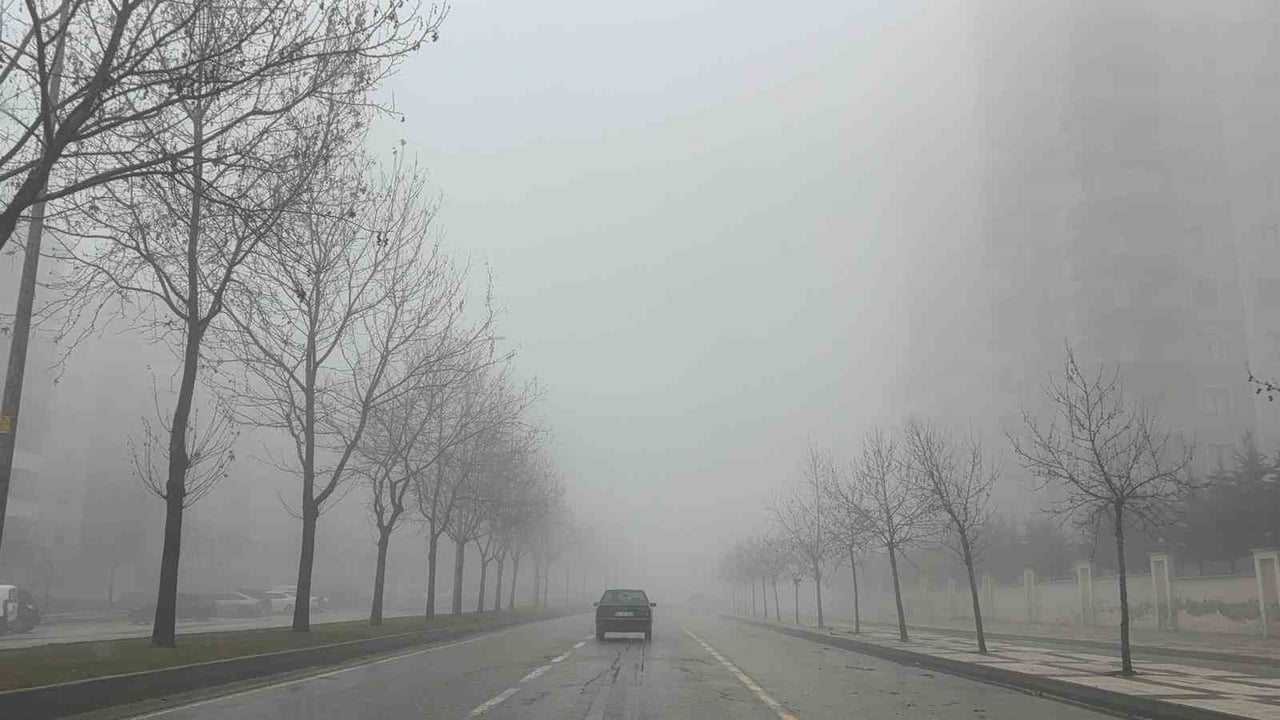 GAZİANTEP’TE 2 GÜNDÜR YOĞUN SİS VE YAĞIŞLI HAVA ETKİLİ OLUYOR.
