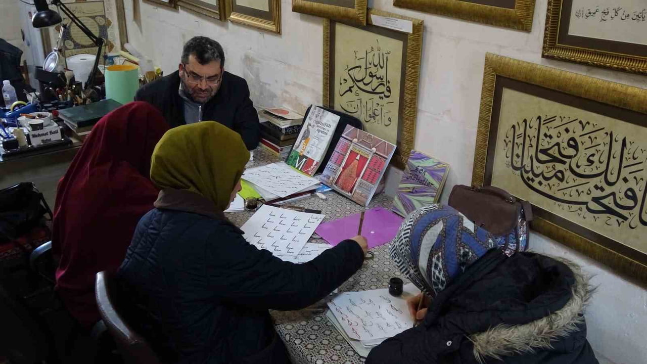 GAZİANTEP’TE 40 YILDIR GÖNÜL VERDİĞİ HAT SANATINDA YÜZLERCE KİŞİYE EĞİTİM VEREN HATTAT MEHMET...