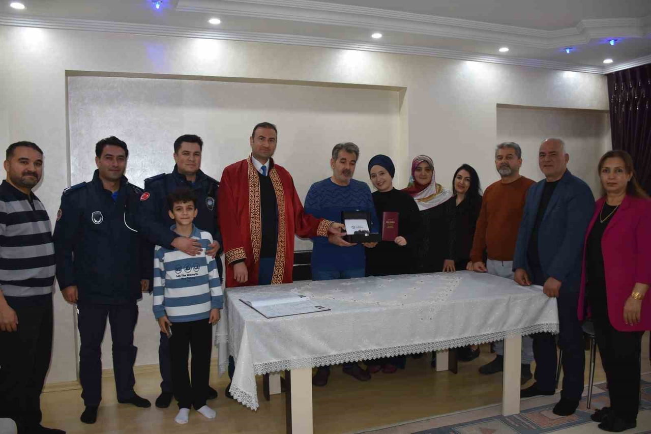 GAZİANTEP’TE ETKİLİ OLAN YOĞUN KAR YAĞIŞI NEDENİYLE NİKÂH SALONUNA GİDEMEYEN ÇİFTİN İMDADINA...