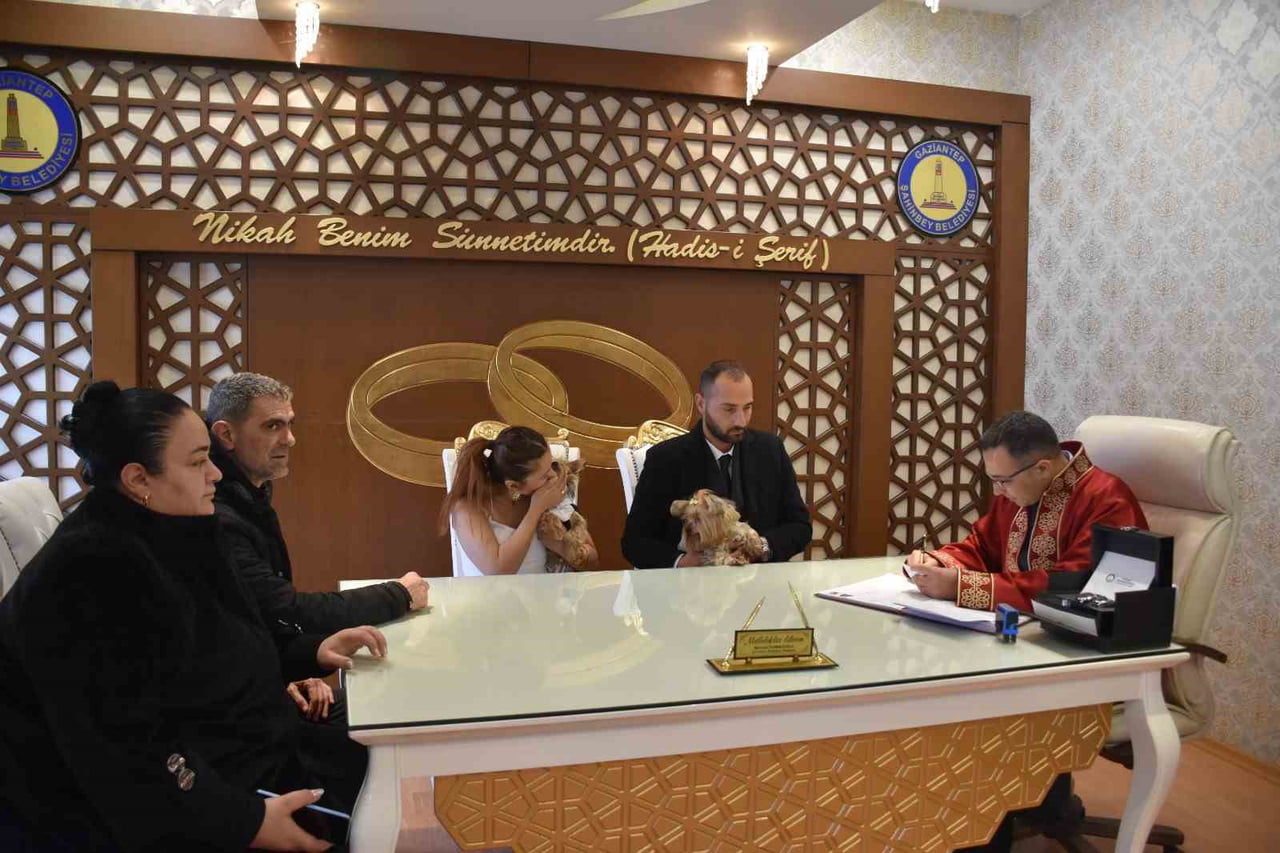 GAZİANTEP’TE HAYATLARINI BİRLEŞTİREREK DÜNYA EVİNE GİREN DİLEK ÖZTÜRK İLE HAKAN ÖZBEK, GELİNLİK VE...