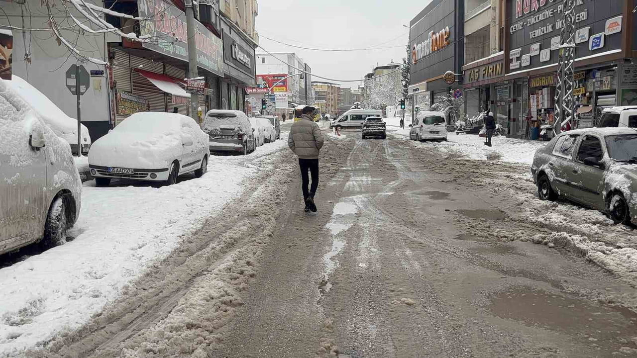 GAZİANTEP’TE KAR YAĞIŞI HAFİF SEYİRDE DEVAM EDİYOR