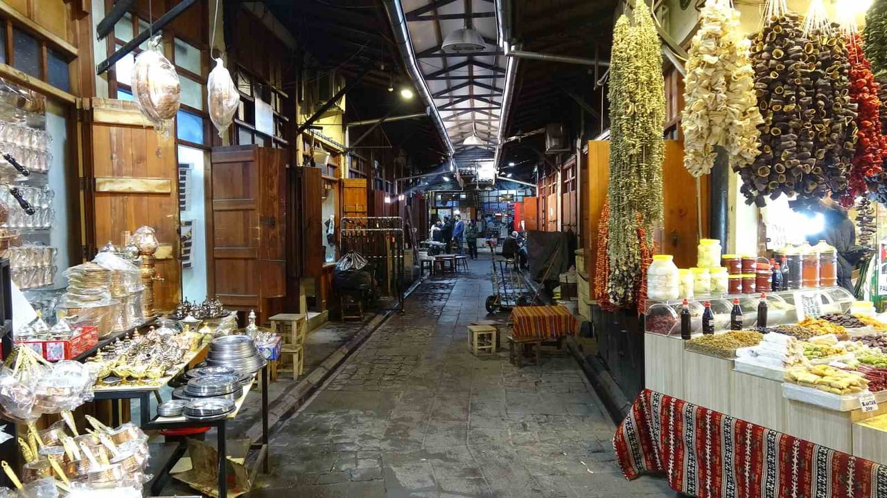 GAZİANTEP’TE KAR YAĞIŞI TARİHİ ÇARŞILARI SESSİZLİĞE BÜRÜDÜ