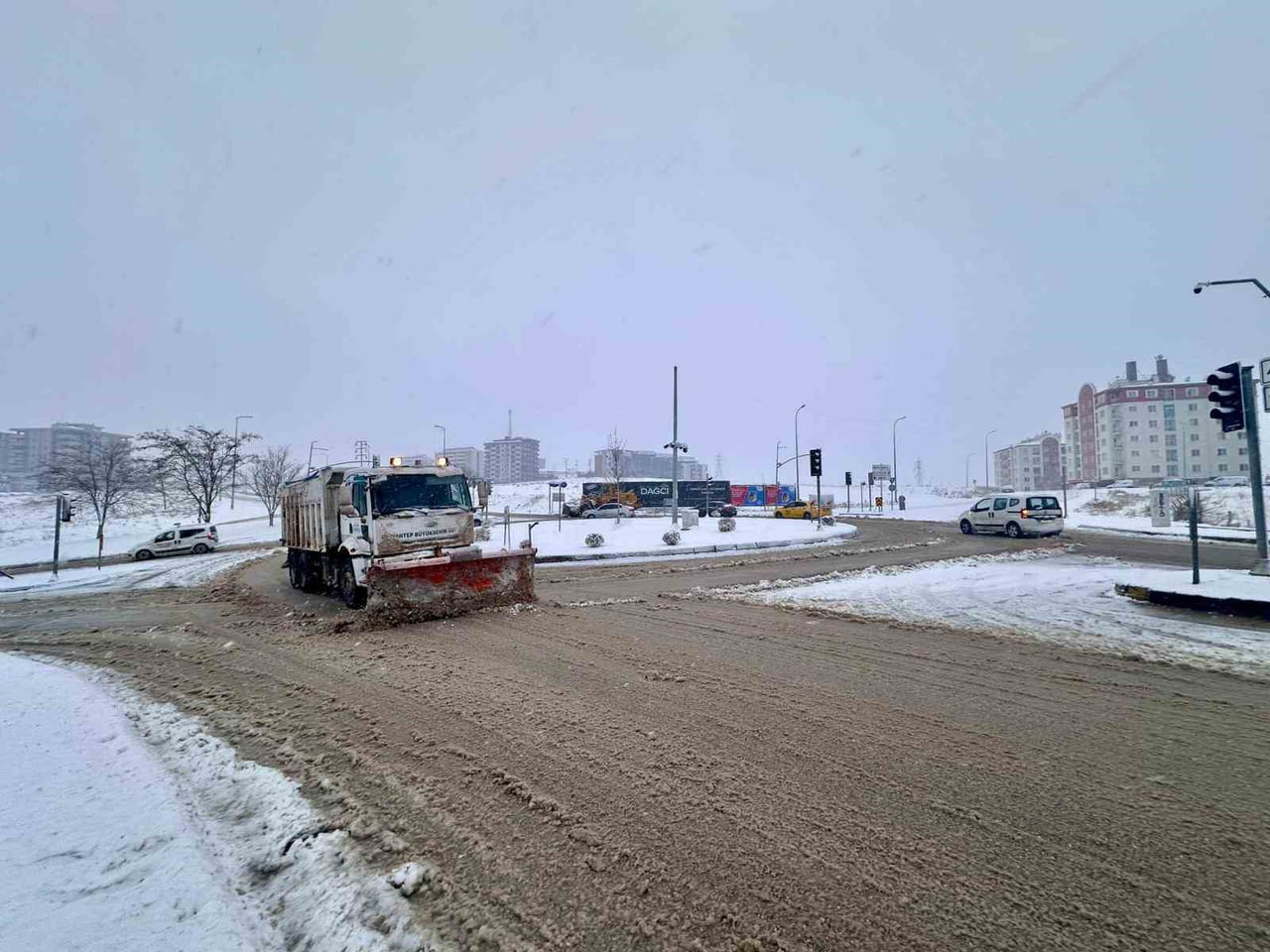 GAZİANTEP’TE KARLA MÜCADELE ÇALIŞMALARI ARALIKSIZ DEVAM EDİYOR