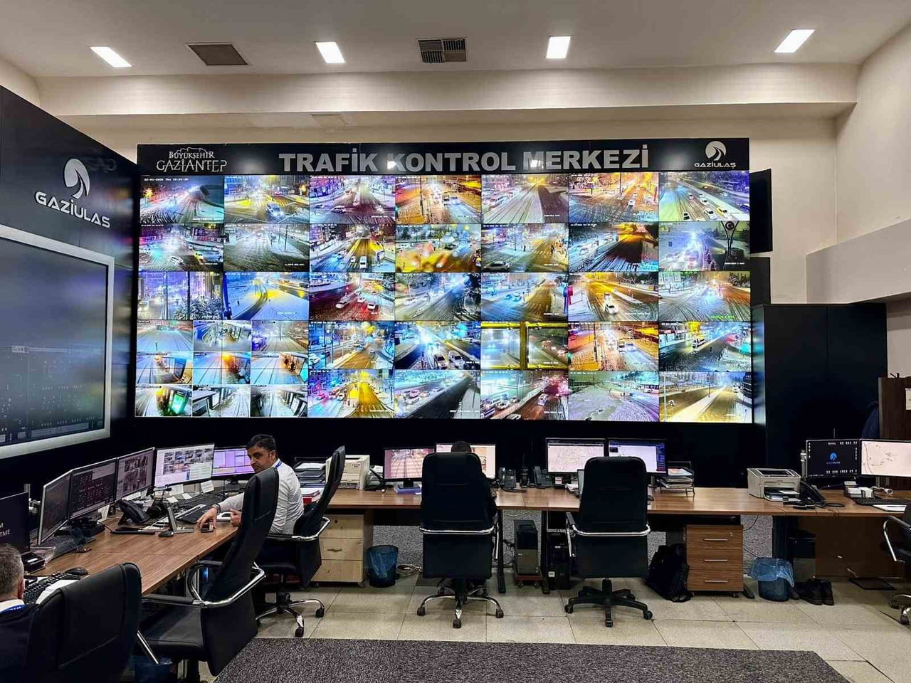 GAZİANTEP’TE KARLA MÜCADELE ÇALIŞMALARI TRAFİK KOORDİNASYON MERKEZİ’NDEN YÖNETİLİYOR