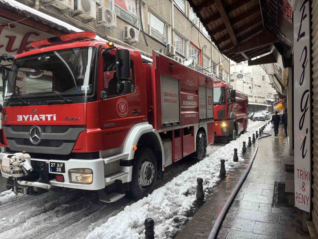 GAZİANTEP’TE KORKUTAN İŞ YERİ YANGINI: 2’Sİ AĞIR 6 KİŞİ DUMANDAN ETKİLENDİ