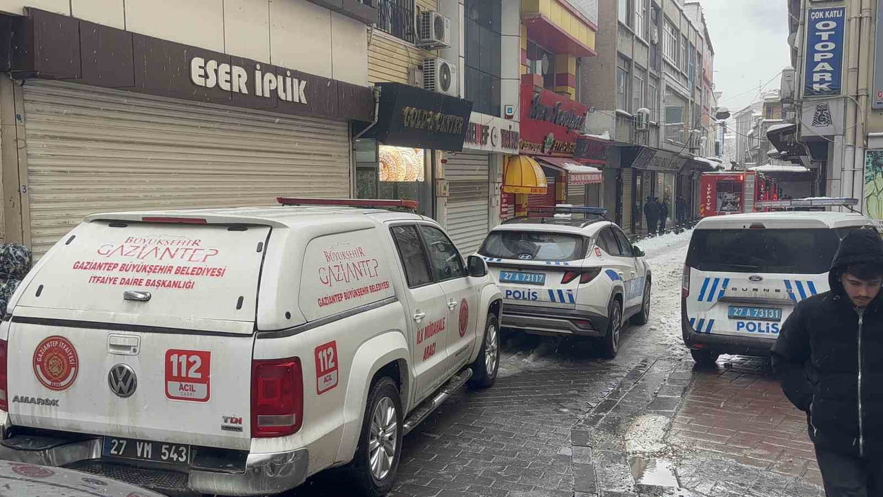 GAZİANTEP’TE KORKUTAN İŞ YERİ YANGINI: 2’Sİ AĞIR 6 KİŞİ DUMANDAN ETKİLENDİ