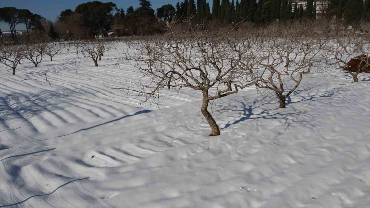 GAZİANTEP’TE KURAKLIK ENDİŞESİ YAŞAYAN ÇİFTÇİLERİN YÜZÜ KAR YAĞIŞIYLA GÜLERKEN, ÇİFTÇİ İÇİN ADETA...