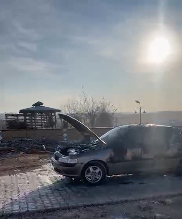 GAZİANTEP’TE PARK HALİNDEKİ ARAÇ KUNDAKLANDI