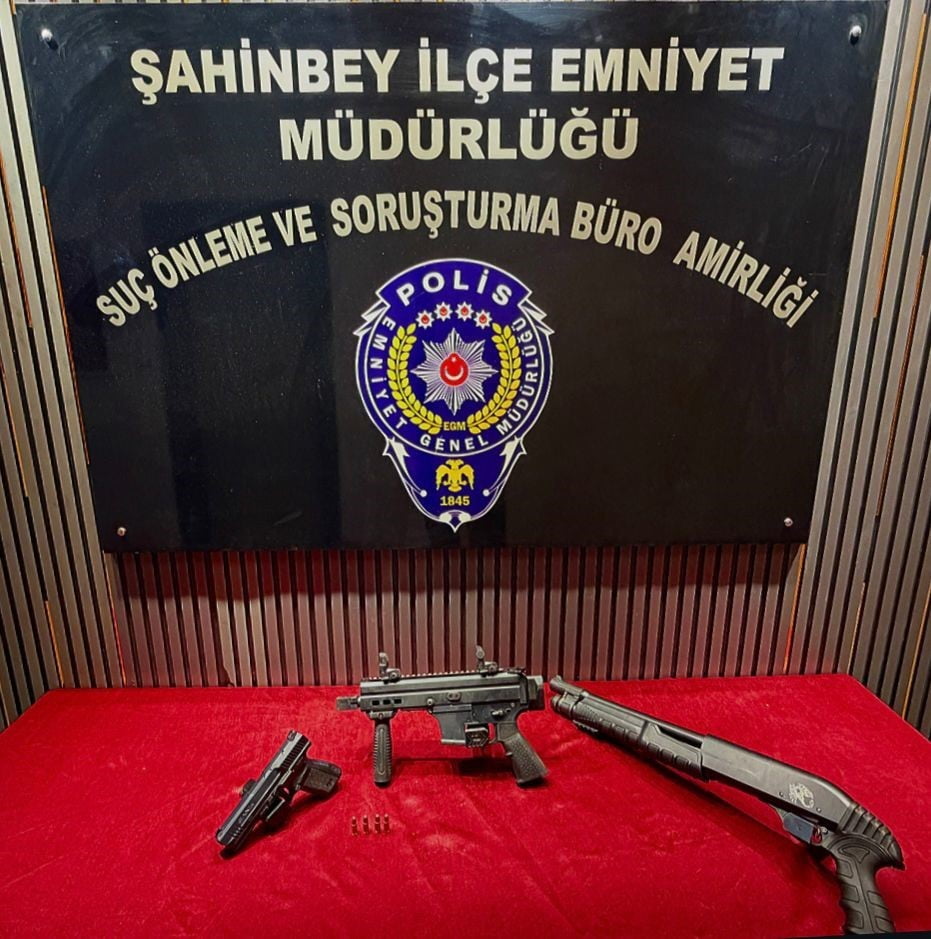 GAZİANTEP’TE POLİS EKİPLERİ TARAFINDAN BİR EVE YAPILAN BASKINDA, EVİN BODRUM KATINDA GİZLİ 4 ADET...