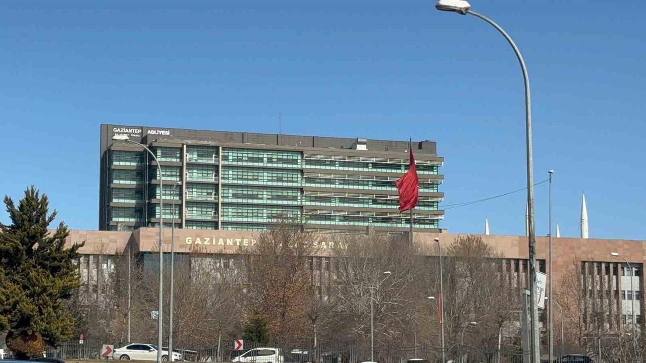 GAZİANTEP’TE UYUŞTURUCU SATIŞI YAPTIĞI GEREKÇESİYLE YAKALANAN İRAN UYRUKLU SANIK, DÜN GAZİANTEP 1....