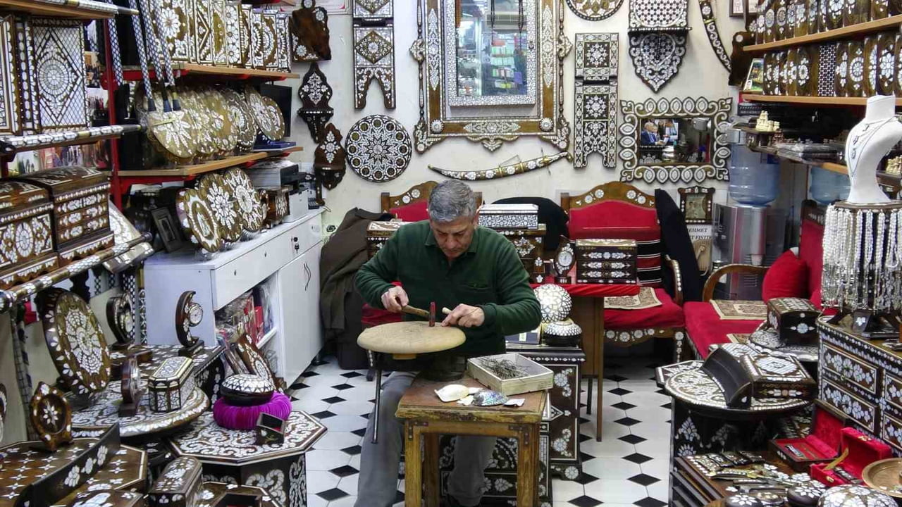 GAZİANTEPLİ SEDEF KAKMA USTASI MEHMET BÜLENT FISTIKÇI, 'YAŞAYAN İNSAN HAZİNELERİ ÖDÜLÜ'NÜ ALMANIN...