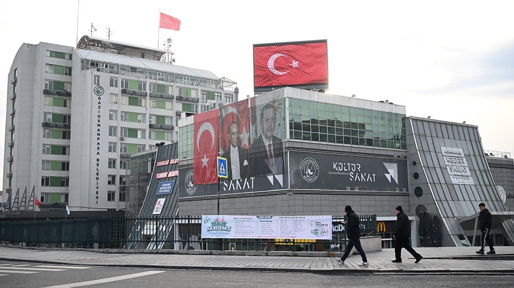 GAZİOSMANPAŞA BELEDİYESİ, İLÇEDEKİ TÜM LED EKRANLARA AY YILDIZLI BAYRAKLAR YANSITTI.