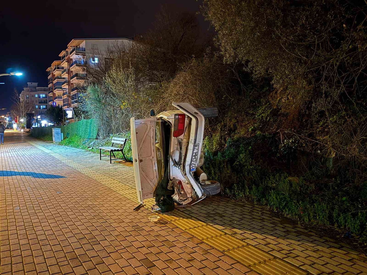 GAZİPAŞA İLÇESİNDE PARK HALİNDEKİ BİR OTOMOBİLE ARKADAN ÇARPAN ARAÇ SÜRÜCÜSÜ, KAZANIN ARDINDAN...