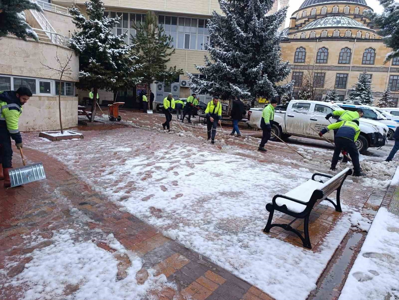 GECE ETKİSİNİ GÖSTERMEYE BAŞLAYAN KAR YAĞIŞININ ARDINDAN SORGUN BELEDİYESİ EKİPLERİ, GECE VE...