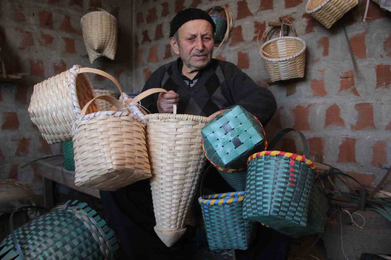 GEÇEN YILLARA GÖRE SEPETLERİ YAVAŞ ÖRDÜĞÜNÜ SÖYLEYEN ATASEVER, ÖRMESİ KOLAY OLDUĞU İÇİN ARTIK...