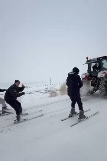 GENÇLER TRAKTÖRÜN ARKASINA BAĞLADIKLARI KAYAKLA KAYARAK KARIN KEYFİNİ ÇIKARTILAR.