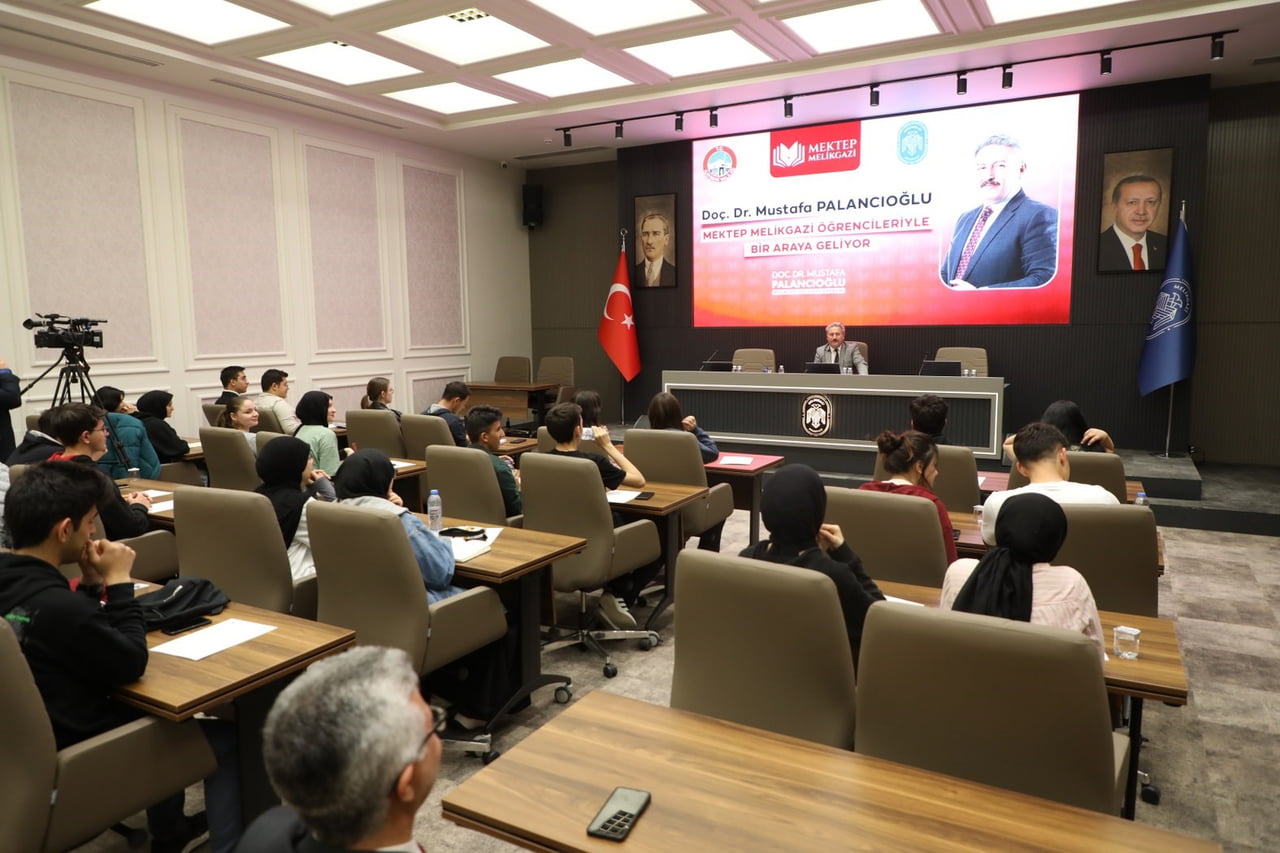 GENÇLİĞE VE EĞİTİME DEĞER VEREN BİR BELEDİYE OLARAK MEKTEP MELİKGAZİ SOSYAL BİLİMLER OKULU'NDA...