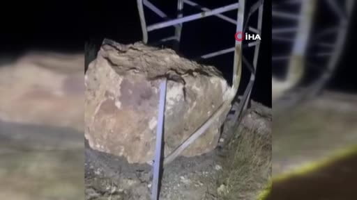 Gercüş'te facianın eşiğinden dönüldü: Dev kaya elektrik direğine çarparak durabildi