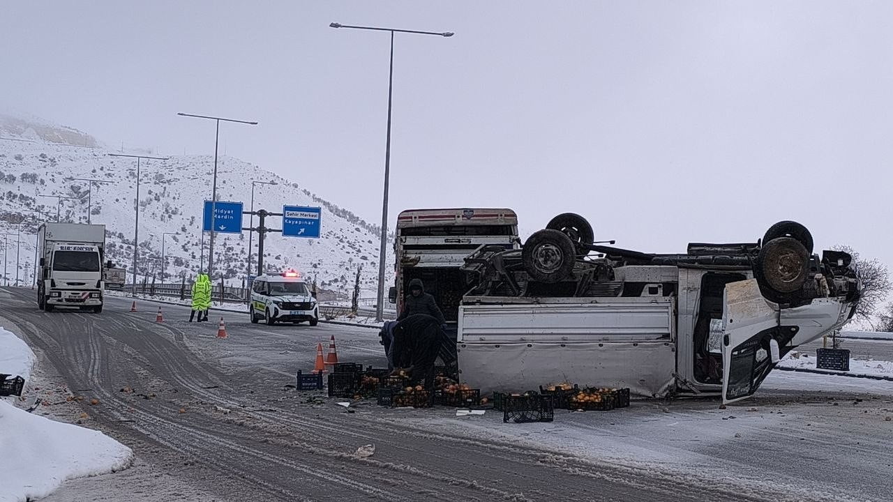 GERCÜŞ İLÇESİNDE MEYVE YÜKLÜ KAMYONET KONTROLDEN ÇIKARAK DEVRİLDİ.